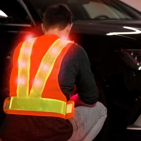kwmobile LED Light Safety Vest - High Visibility Waistcoat Traffic Outdoor Night Warning Reflector Clothing with Reflective Stripes and 16 LED Lights - Image 3