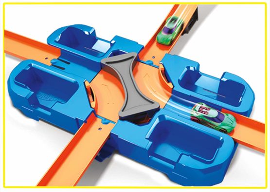 Hot Wheels GGP93 Deluxe Stunt Box Giftable Set 15 Feet 36 Pieces Track Connectors and Curves, Multicolour [Amazon Exclusive] - Image 3