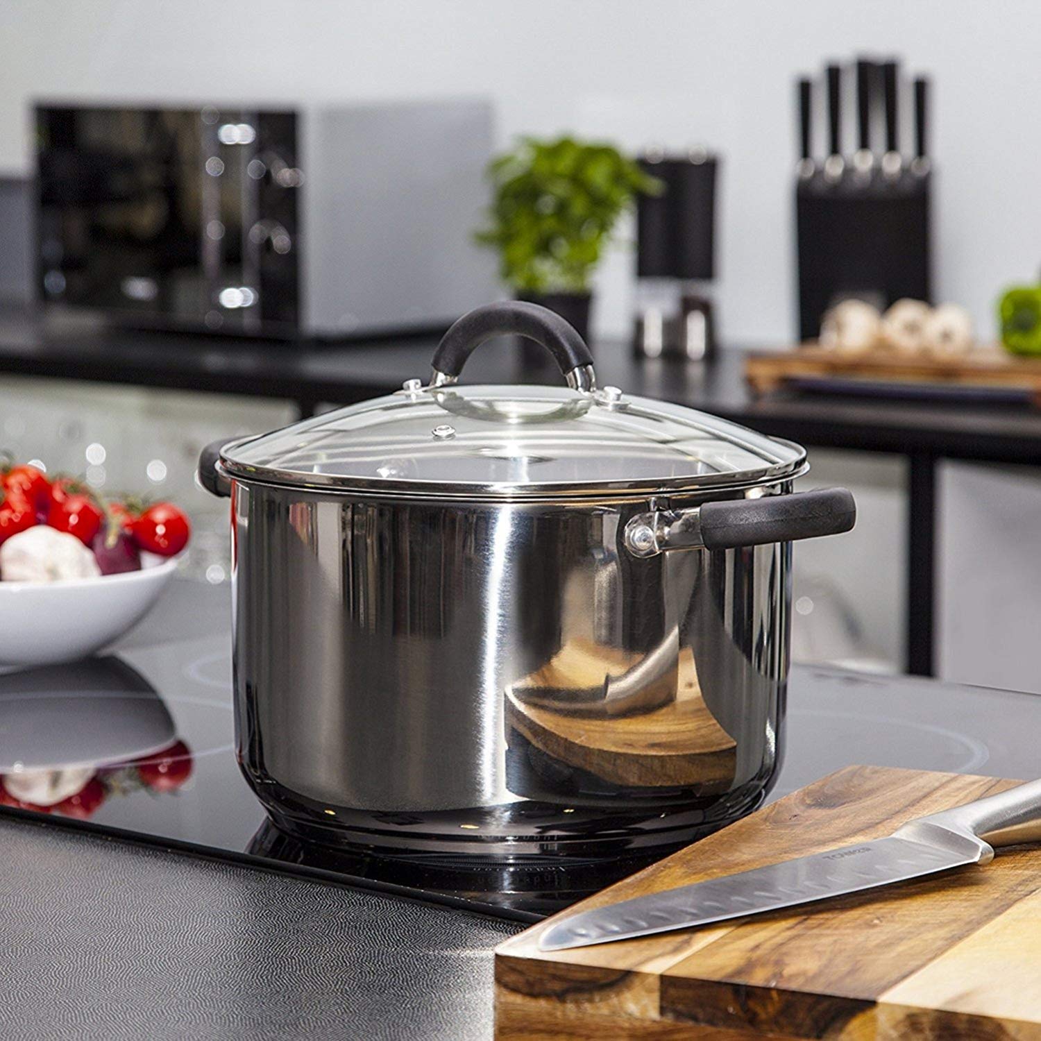 Tower T80837 Essentials 24cm Casserole Dish with Encapsulated Base & Tempered Glass Lid, Mirror Finish Interior & Exterior - Image 3
