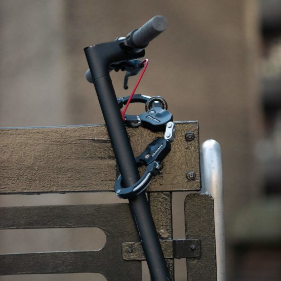 MASTER LOCK Certified Cuffs, Anti-Theft Lock - Police Approved [1 pivoting link] [36 cm] 8200EURDPRO - Best used for Electric Scooters, Bikes, Motorbikes - Image 4