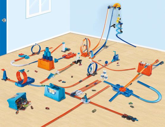 Hot Wheels GGP93 Deluxe Stunt Box Giftable Set 15 Feet 36 Pieces Track Connectors and Curves, Multicolour [Amazon Exclusive] - Image 2