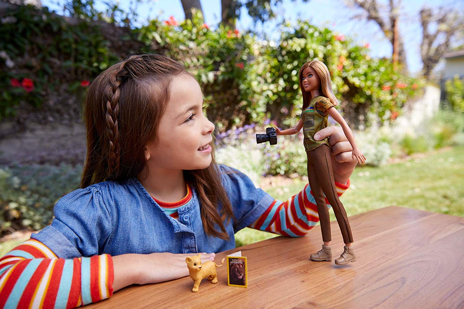 Barbie Photojournalist Doll, Multicolor - Image 3