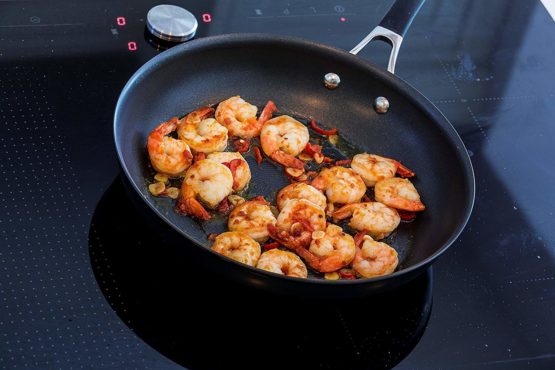 Circulon 83796 - Momentum - Hard Anodised French Skillet Pan - Total Non Stick - Induction Suitable - 25.4 cm, Black - Image 4