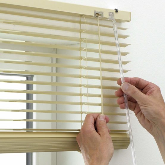 GARDINIA Aluminium Venetian Blinds, Visibility, Light and Glare Protection, Wall and Ceiling Mounting, Mounting Kit Included, Aluminium Venetian Blinds, Beige, 100 x 175 cm (WxH) - Image 3