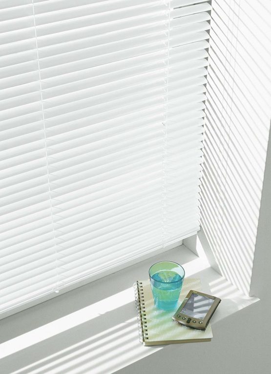 GARDINIA Aluminium Venetian Blinds, Visibility, Light and Glare Protection, Wall and Ceiling Mounting, Mounting Kit Included, Aluminium Venetian Blinds, White, 60 x 175 cm (WxH) - Image 3